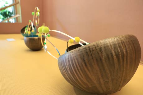  期間中ずっと作品を展示しているのは旅館が中心で、ホテル小柳では陶芸家石田一平さんの作品を展示