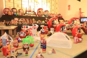 だるまとだるまグッズ783点を展示して「ダルマノテンジ」