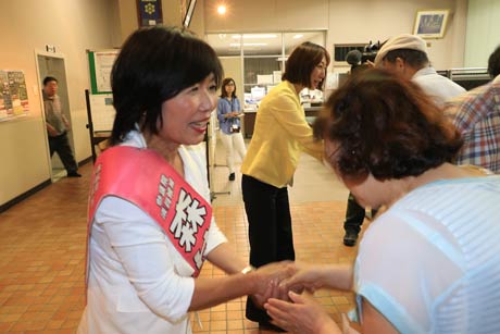 来場者を見送る
