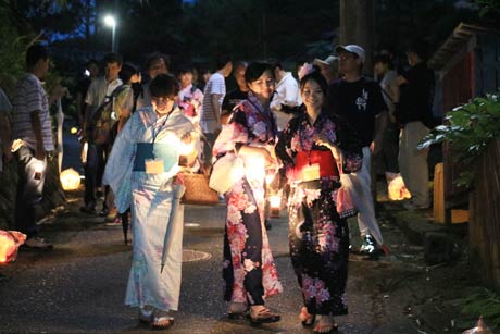 「湯のまち巡り～軒先アートギャラリー～」で2日夜、行われた「恋する七夕アート」の「AKARIBA 湯めぐり散策」