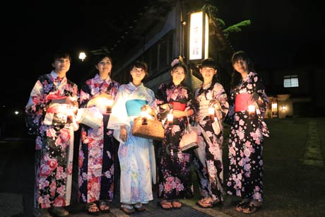 浴衣を着た大学生