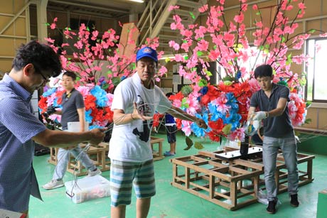 石動神社の宵宮に行われる花燈籠押しの花燈籠を組み立てる吉野屋花燈籠講の講員
