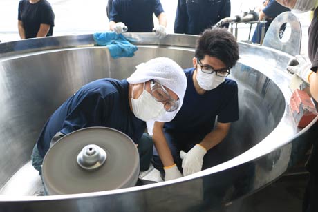 フレキシブル研磨の技術をベテランが若手に手ほどき