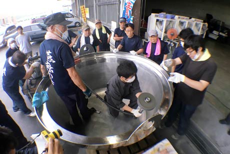 大鍋を研磨作業を行う燕磨の会