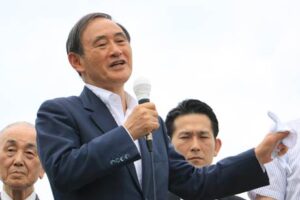 菅官房長官が加茂で街頭演説、野党のアベノミクスや年金積立金損失に対する批判に反論