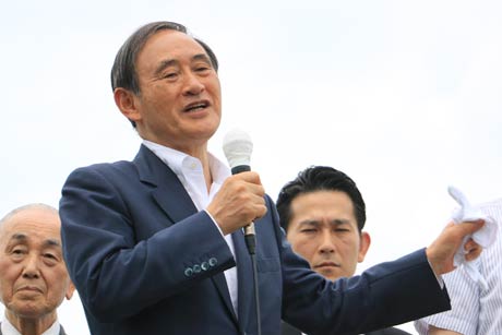 街頭演説を行う菅氏
