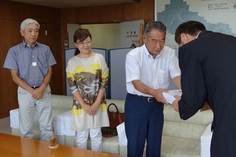 左から三条クラフトフェア実行委員会の田巻実行委員長、樋口委員、高橋会長、国定市長