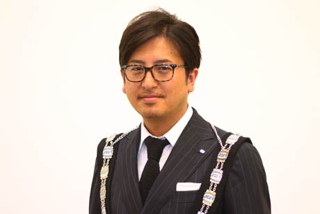 次年度理事長候補者に決まってプレジデンシャルリースを受けた監事の関義実さん