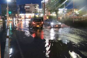 イオンシネマ県央とイオンシネマ県央の間の道路が冠水