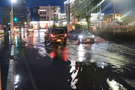 イオンシネマ県央とイオンシネマ県央の間の道路が冠水