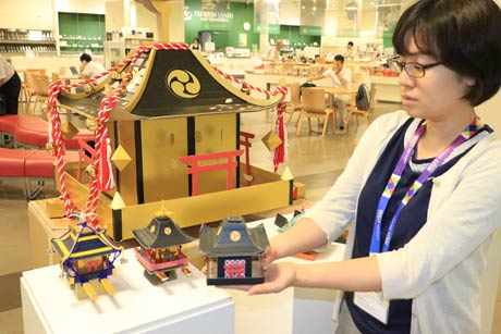 燕三条Wingで担当者が手に載せているのが製作体験する「ミニミニみこし」