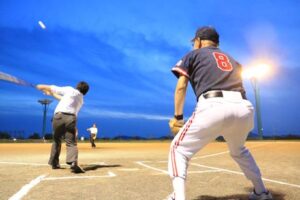 燕市体育協会主催第45回燕市民ナイターソフトボール大会開会式でホームラン競争