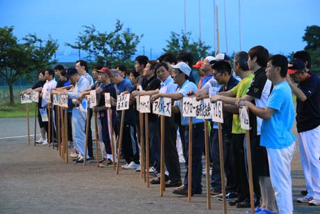 ダイヤモンドに整列する各チームの選手