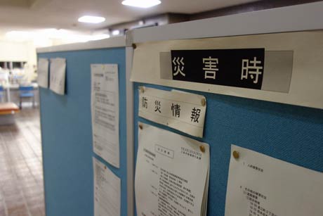 正面玄関に設置された災害情報