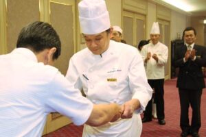 特殊詐欺被害を未然防止した武石さんに斉藤燕署長から感謝状を贈呈