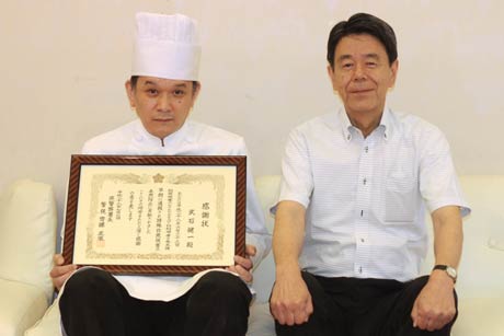感謝状を受けた竹石さん(左)と斉藤燕署長