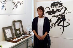 昨年末まで新潟市で暮らした書家、石崎甘雨さんが鎌倉のギャラリーで教室生徒の作品と合わせて作品展