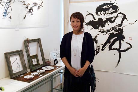 10日まで「鎌倉心のギャラリー館　夢ギャラリー」で「縷縷（るる） SHODO Exhibition Vol.1」を開いている石崎甘雨さん