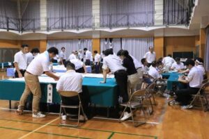 弥彦村議補選は反村長派の本多啓三氏と中立の花井温郎氏が当選、村長派の2人は共倒れに