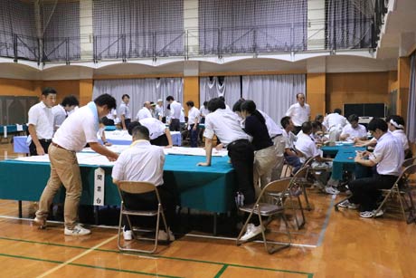 弥彦村農業環境改善センターで行われた開票作業