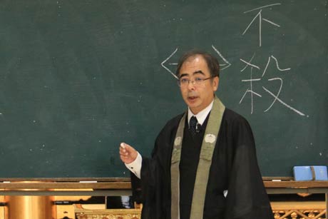真宗大谷派三条教区教化委員会の第22回全戦争犠牲者追弔法会で講話を行う大東仁氏
