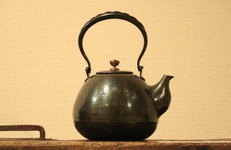  いろいろなやかんをいろいろな形で展示