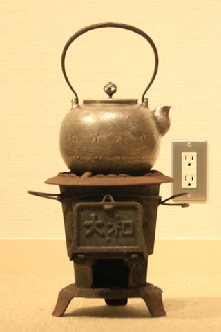 いろいろなやかんをいろいろな形で展示