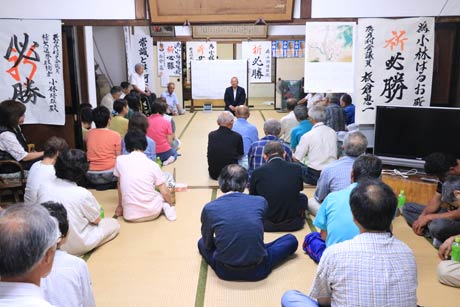 小林晴雄氏の自宅であいさつする小林村長