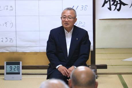  小林晴雄氏の自宅であいさつする小林村長