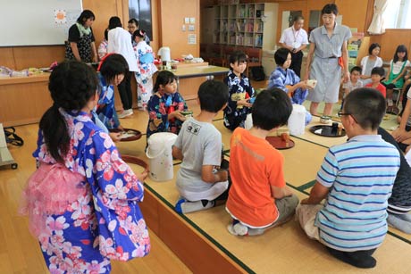 三条市立旭小学校文化クラブが浴衣姿でお茶会