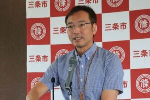 記者会見を行う国定勇人三条市長