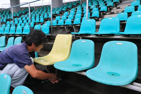  三条パール金属スタジアムの古くなった青いいすに代えて三条市総合体育館の黄色のいすを取り付けてみたところ