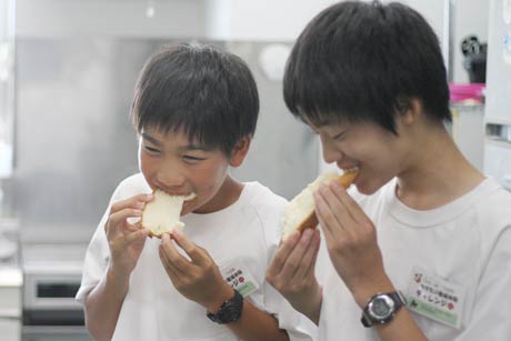 ホームベーカリーで焼き上がったばかりのパンを試食して大満足