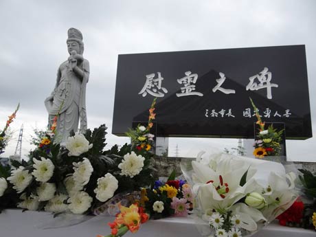 慰霊の日の前に備えられた花