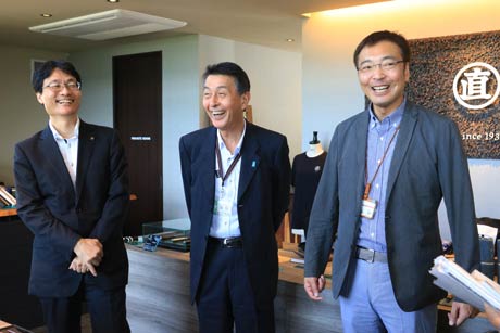 マルナオで記者の質問に答える左から鈴木燕市長、篠田新潟市長、国定三条市長