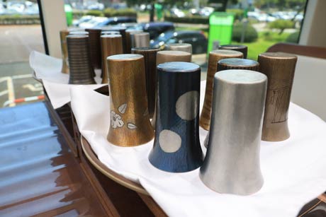 グラスは玉川堂の鎚起銅器で
