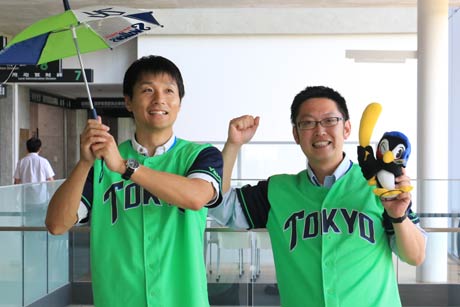応燕バスツアーへの参加を呼びかけてる担当の燕市職員