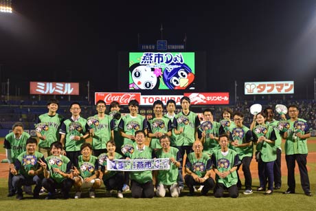昨年の「燕市Day」で関係者で記念写真