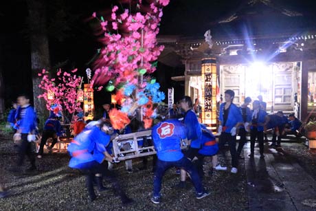 石動神社の夏季大祭宵宮で行われた花燈籠押しで石動神社境内で最後の力をふりしぼって花燈籠をもむ