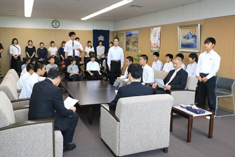 燕市長を表敬した燕真空手塾の全国大会出場選手