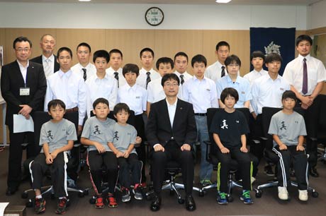  燕市長を表敬した燕真空手塾の全国大会出場選手