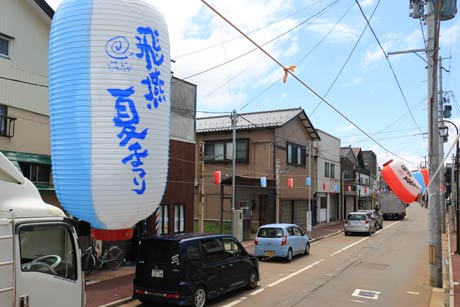 「飛燕夏まつり」のちょうちんが下がった大通り