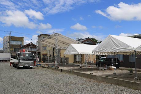 特設ステージが設置された高橋書店跡地