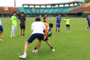 三条市下田地区を拠点に合宿している少年サッカークラブチーム「JFC FUTURO」、三条パール金属スタジアムでラグビーのタックルの練習