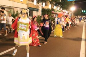 仮装盆踊り大会で優勝した「分水いちごの実」の「おいらん珍道中」