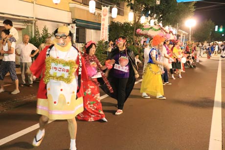  仮装盆踊り大会で優勝した「分水いちごの実」の「おいらん珍道中」