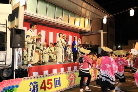 ステージトラックを使った仮設ステージ