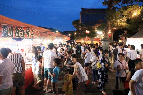 願王閣の露店のにぎわい