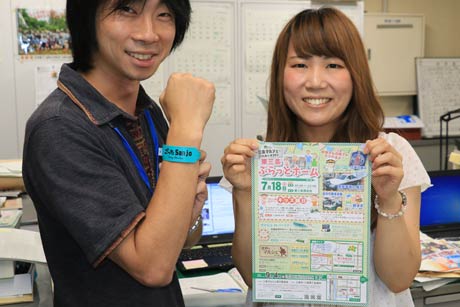 三条マルシエの担当職員、18日の三条マルシェのちらしと誕生月の来場者に配布するリストバンド