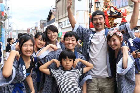 飛燕夏まつりを見物に訪れた燕三条JC制作の映画『ともに担げば』の鶴岡慧子監督やメーンキャスト、地元キャスト